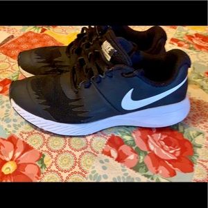 Youth Nike Star Runner Sneaker! Size: 3